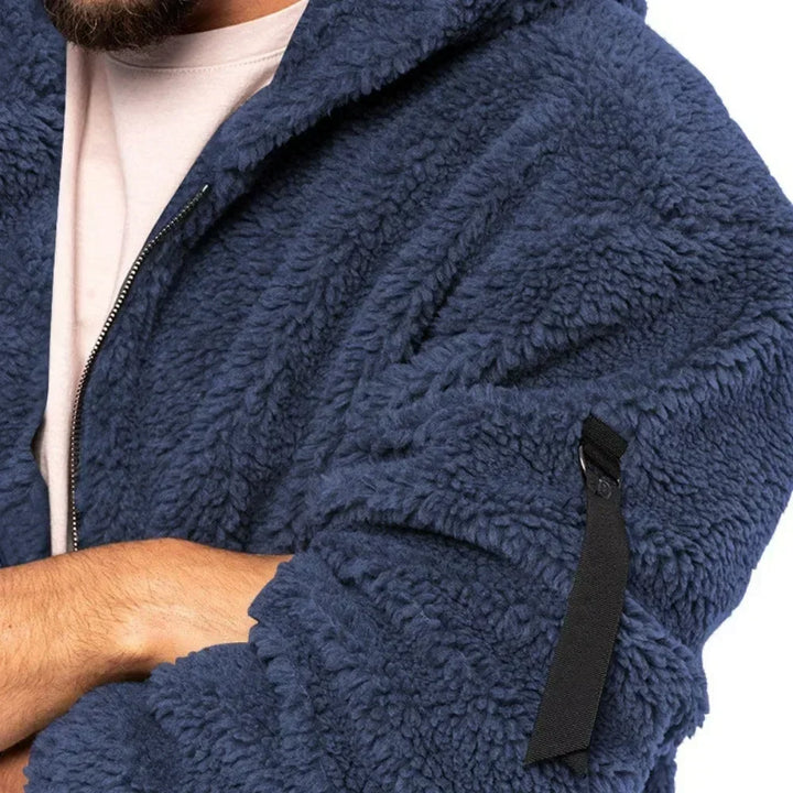 "Wetterfeste Herren-Winterjacke mit moderner Optik, Kapuze und Taschen, perfekt für Outdoor-Erlebnisse im Winter."