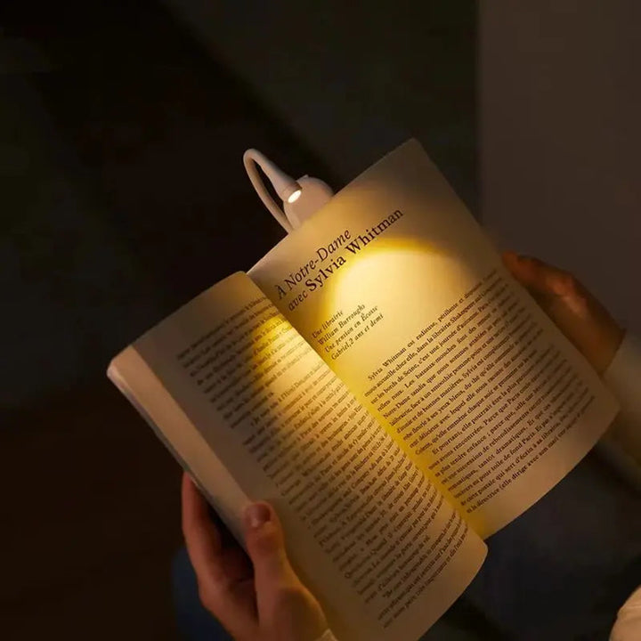 "Wiederaufladbare Buchklammer Leselampe in Schwarz, kompakt und tragbar, ideal für augenschonendes Lesen bei schwachem Licht.