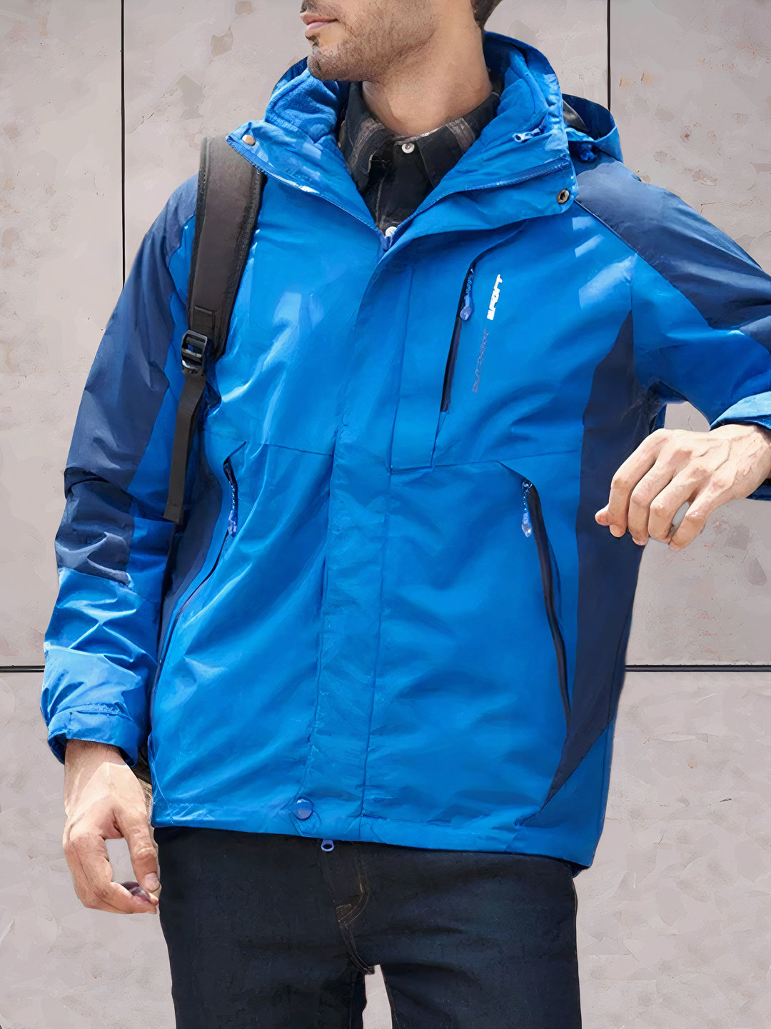 "Wind- und wasserdichte Herren-Wanderjacke mit Kapuze, robustes Design, ideal für Outdoor-Abenteuer bei jedem Wetter."