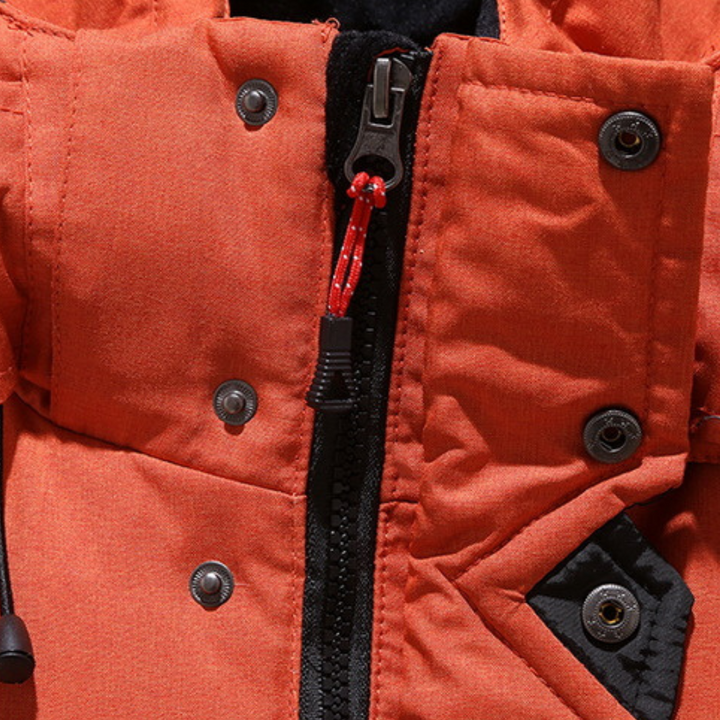 Winterjacke in Rot, wind- und wasserabweisend, mit Daunenfutter, stilvoller Schutz für kalte Tage, Herrenmantel.