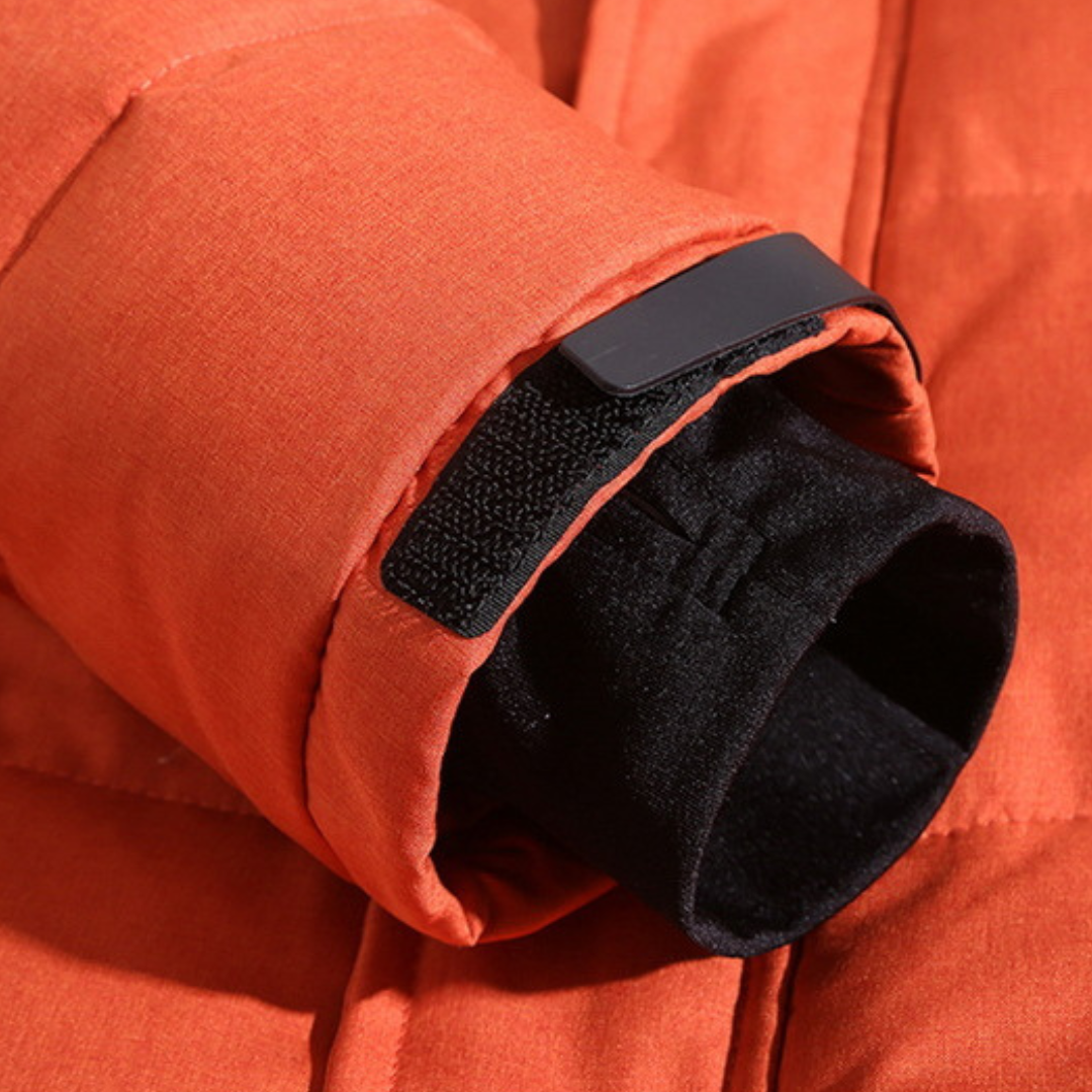 Winterjacke in Rot, wind- und wasserabweisend, mit Daunenfutter, stilvoller Schutz für kalte Tage, Herrenmantel.