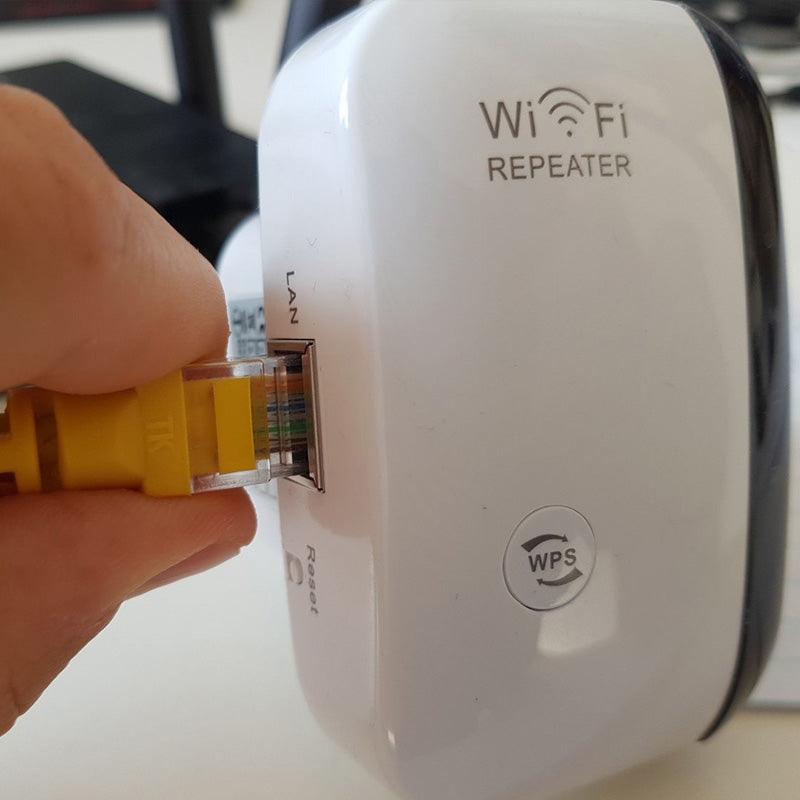 "WLAN-Signalverstärker mit Antennen für verbesserte WiFi-Reichweite, geeignet für Zuhause oder Büro, einfache Installation."