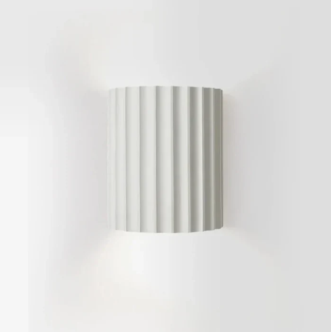 Zeitgemäße graue Harz-Wandlampe mit minimalistischer Ästhetik, doppelseitiger Lichtstreuung, ideal für modernes Ambiente.