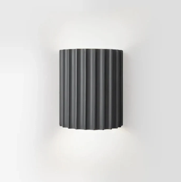 Zeitgemäße graue Harz-Wandlampe mit minimalistischer Ästhetik, doppelseitiger Lichtstreuung, ideal für modernes Ambiente.