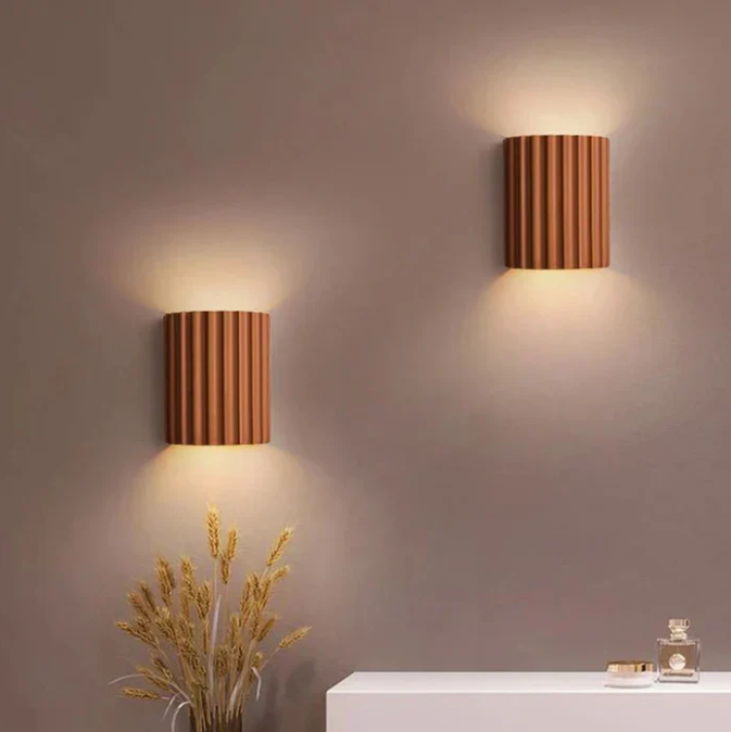 Zeitgemäße graue Harz-Wandlampe mit minimalistischer Ästhetik, doppelseitiger Lichtstreuung, ideal für modernes Ambiente.