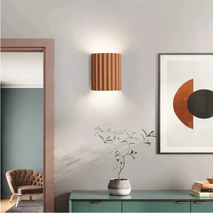 Zeitgemäße graue Harz-Wandlampe mit minimalistischer Ästhetik, doppelseitiger Lichtstreuung, ideal für modernes Ambiente.