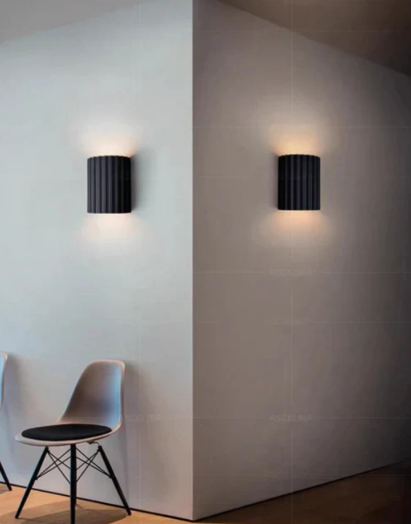 Zeitgemäße graue Harz-Wandlampe mit minimalistischer Ästhetik, doppelseitiger Lichtstreuung, ideal für modernes Ambiente.