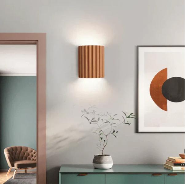 Zeitgemäße graue Harz-Wandlampe mit minimalistischer Ästhetik, doppelseitiger Lichtstreuung, ideal für modernes Ambiente.