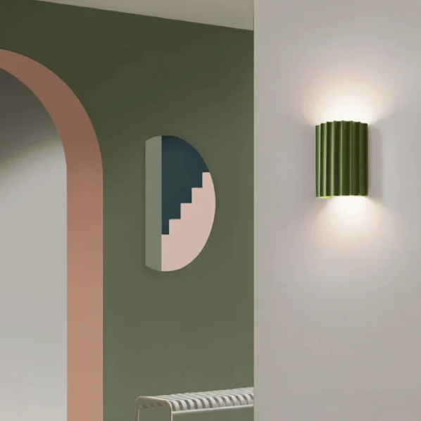 Zeitgemäße graue Harz-Wandlampe mit minimalistischer Ästhetik, doppelseitiger Lichtstreuung, ideal für modernes Ambiente.