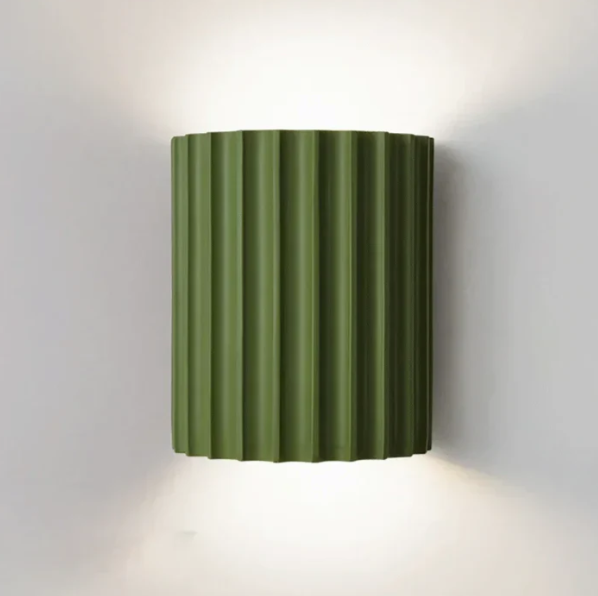 Zeitgemäße graue Harz-Wandlampe mit minimalistischer Ästhetik, doppelseitiger Lichtstreuung, ideal für modernes Ambiente.