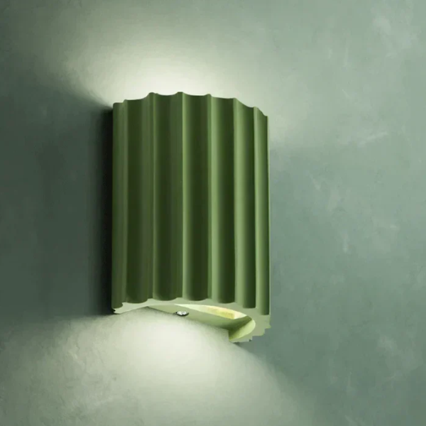 Zeitgemäße graue Harz-Wandlampe mit minimalistischer Ästhetik, doppelseitiger Lichtstreuung, ideal für modernes Ambiente.