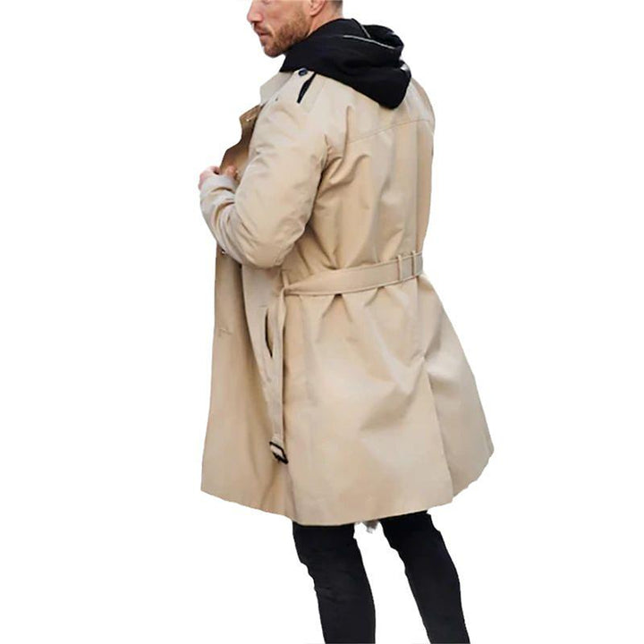 "Zweireihiger Herren-Trenchcoat in Braun mit Reverskragen, elegantes Design für formelle und lässige Anlässe"