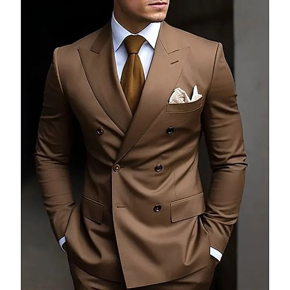 "Zweireihiger Slim-Fit Herrenanzug mit spitzem Revers, ideal für Hochzeiten; elegante, maßgeschneiderte Silhouette in stilvol