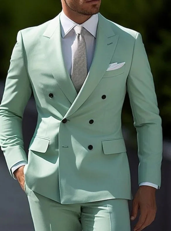"Zweireihiger Slim-Fit Herrenanzug mit spitzem Revers, ideal für Hochzeiten; elegante, maßgeschneiderte Silhouette in stilvol
