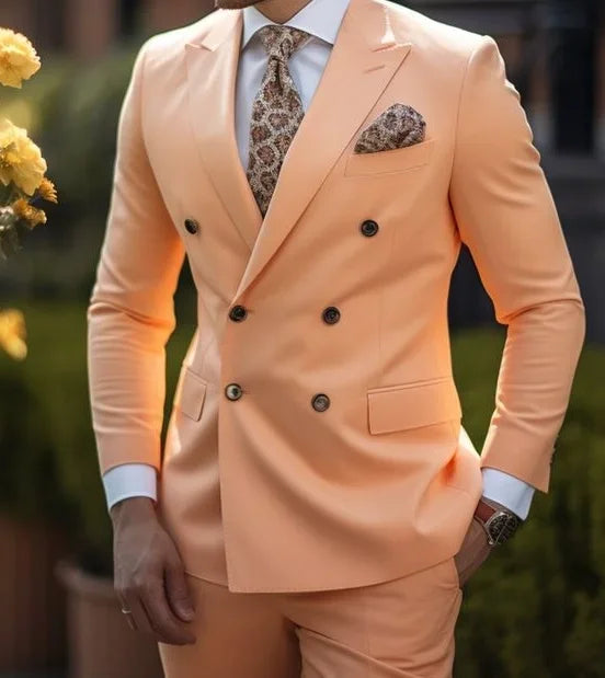 "Zweireihiger Slim-Fit Herrenanzug mit spitzem Revers, ideal für Hochzeiten; elegante, maßgeschneiderte Silhouette in stilvol