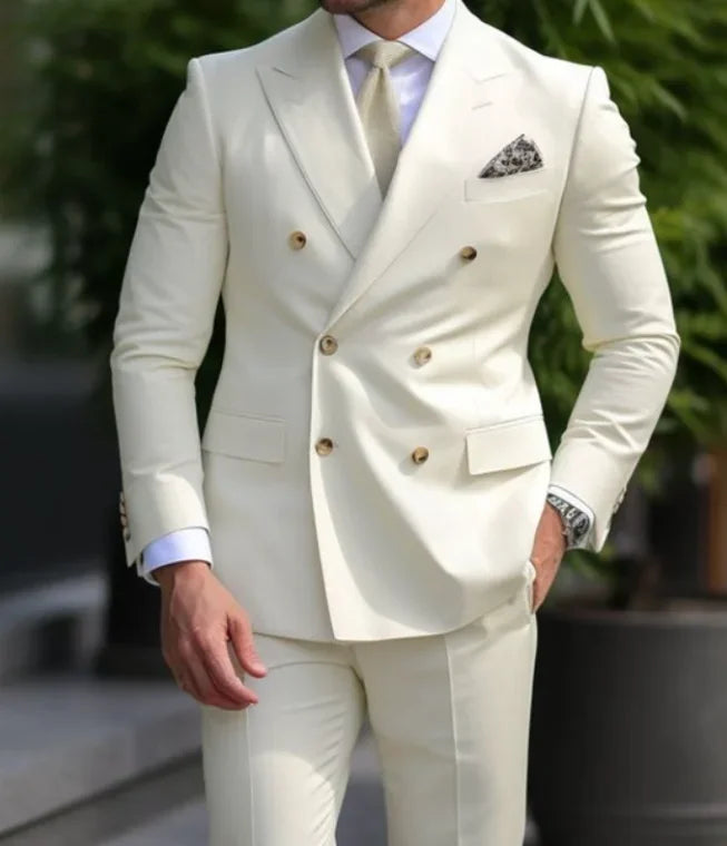 "Zweireihiger Slim-Fit Herrenanzug mit spitzem Revers, ideal für Hochzeiten; elegante, maßgeschneiderte Silhouette in stilvol