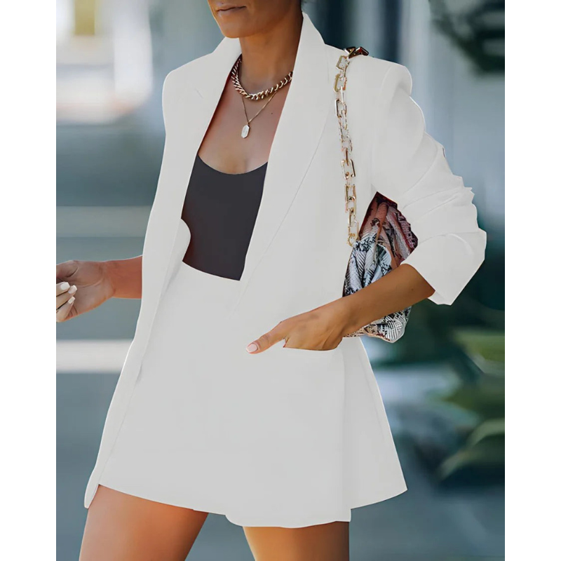 "Zweiteiliges Damen Blazer Set in Beige, taillierter Blazer mit passenden Shorts, elegant und vielseitig kombinierbar."