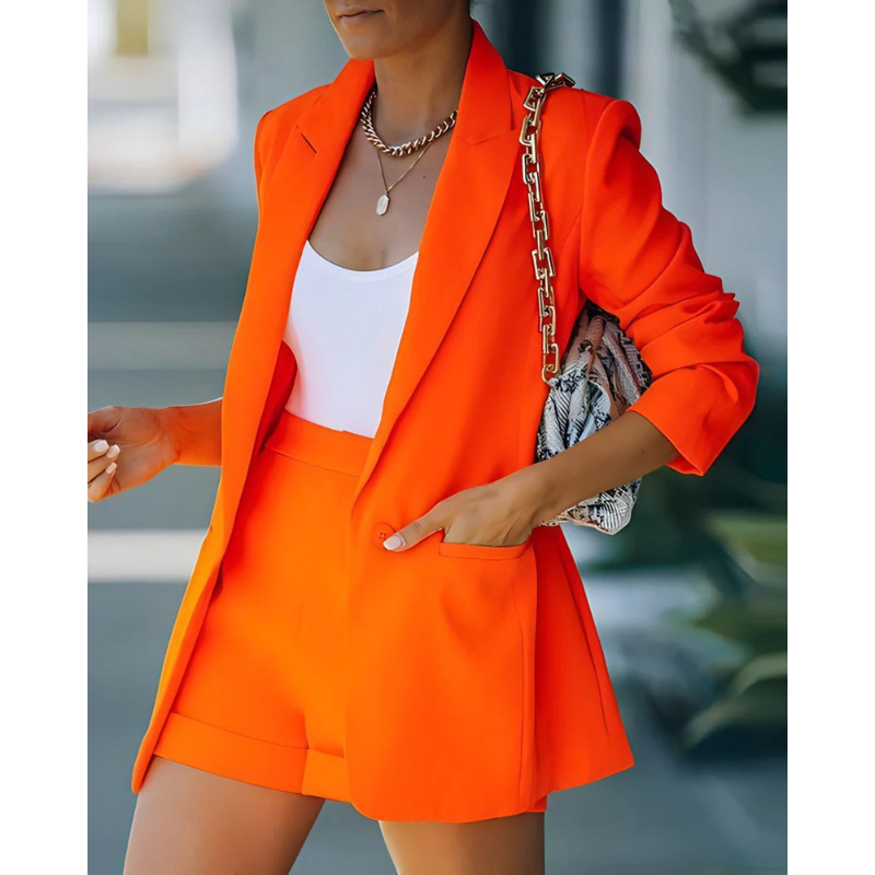 "Zweiteiliges Damen Blazer Set in Beige, taillierter Blazer mit passenden Shorts, elegant und vielseitig kombinierbar."