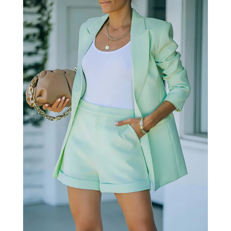 "Zweiteiliges Damen Blazer Set in Beige, taillierter Blazer mit passenden Shorts, elegant und vielseitig kombinierbar."