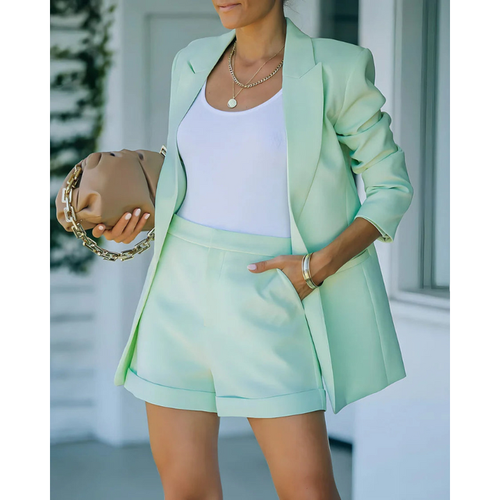 "Zweiteiliges Damen Blazer Set in Beige, taillierter Blazer mit passenden Shorts, elegant und vielseitig kombinierbar."