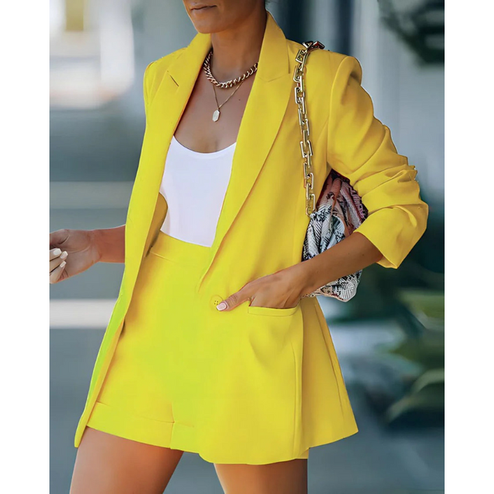 "Zweiteiliges Damen Blazer Set in Beige, taillierter Blazer mit passenden Shorts, elegant und vielseitig kombinierbar."