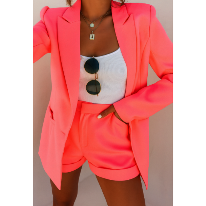 "Zweiteiliges Damen Blazer Set in Beige, taillierter Blazer mit passenden Shorts, elegant und vielseitig kombinierbar."