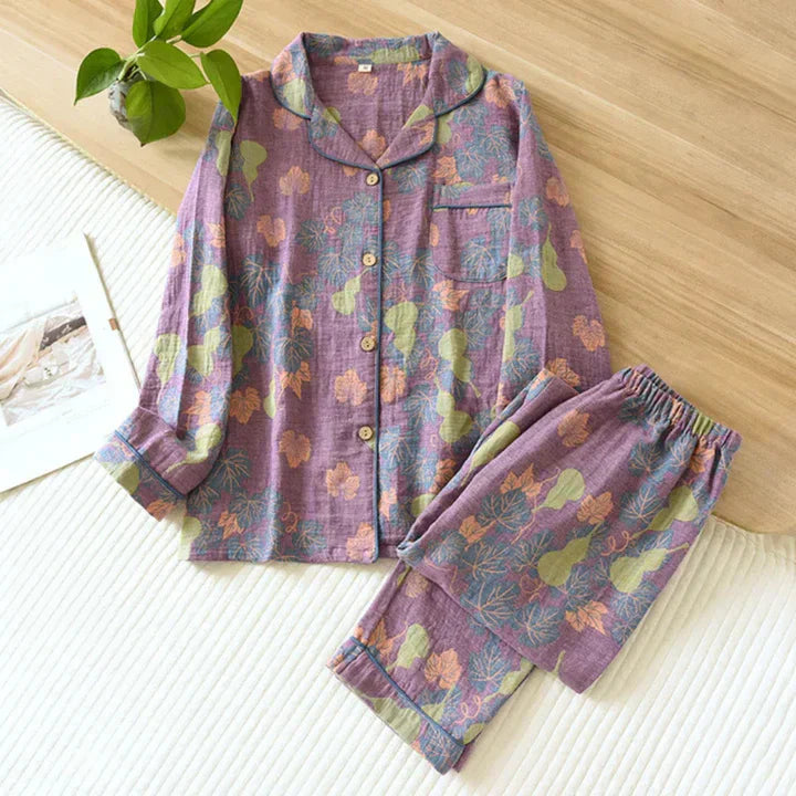 Zweiteiliges Damen-Pyjama-Set mit Blumenmuster, weiches Material, femininer Look, ideal für komfortable Nächte.