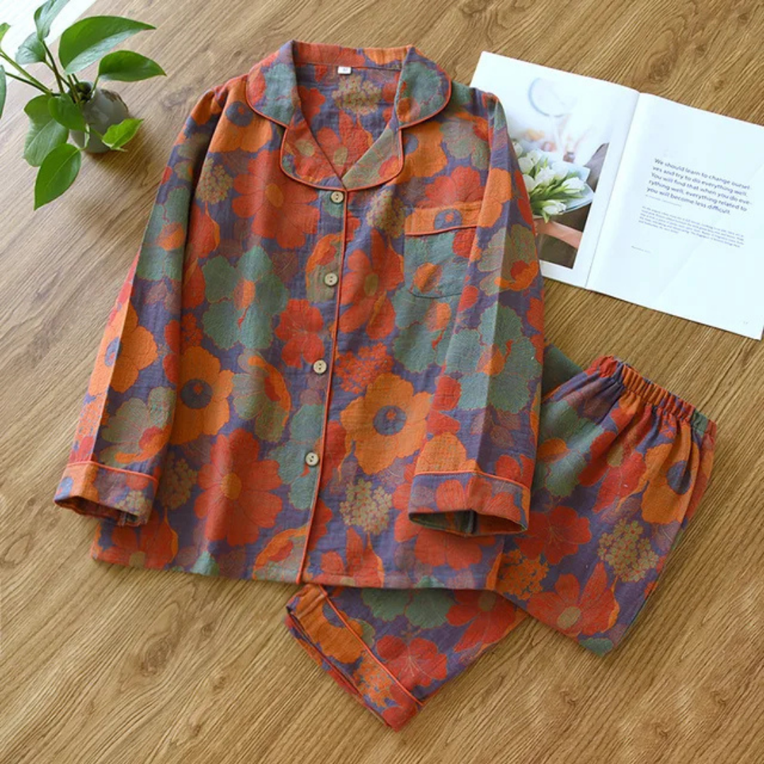 Zweiteiliges Damen-Pyjama-Set mit Blumenmuster, weiches Material, femininer Look, ideal für komfortable Nächte.