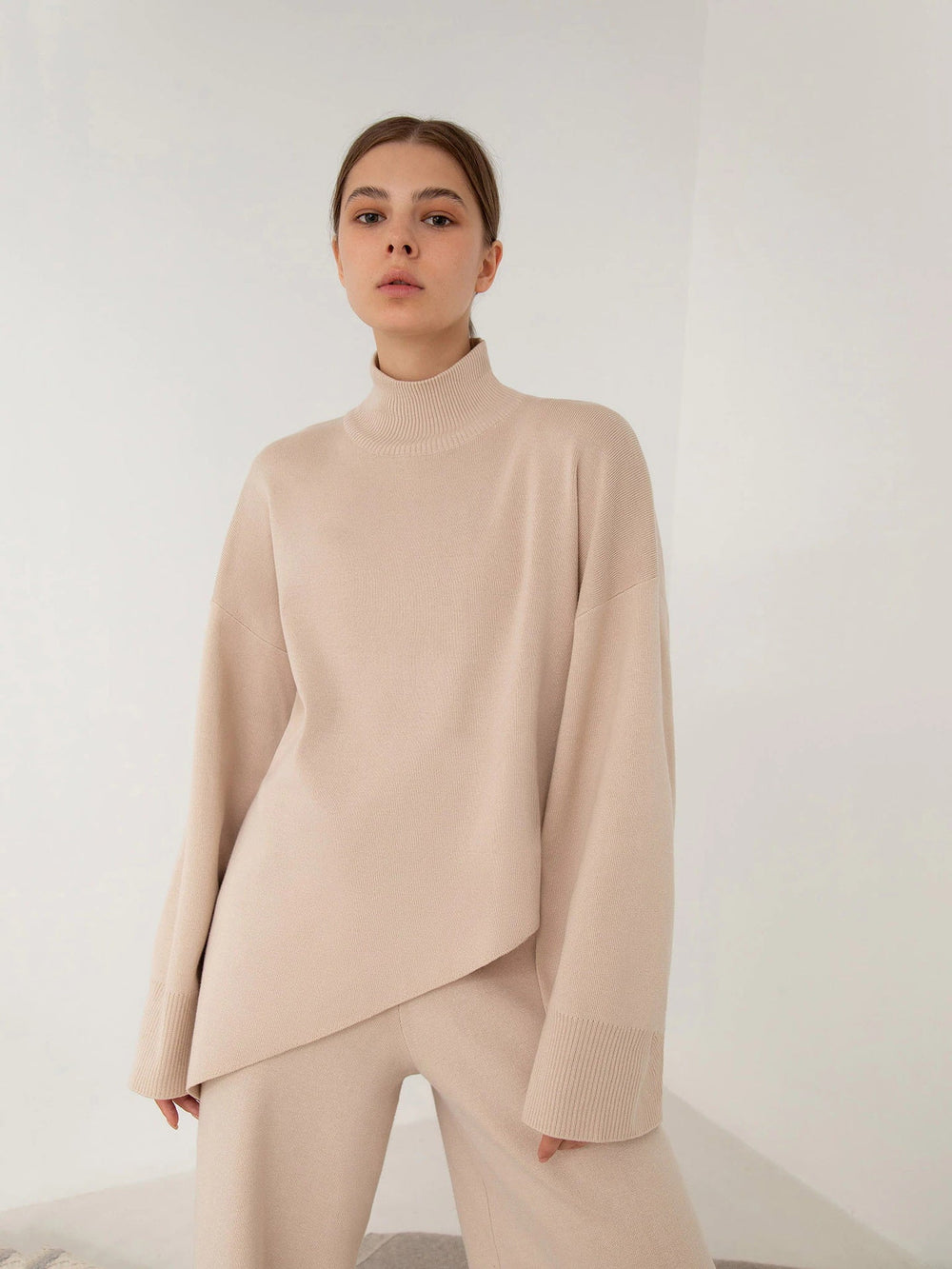 "Zweiteiliges Damen Set in Beige, asymmetrischer Schnitt, elegantes Design für Alltag oder Anlässe, hochwertige Loungewear."