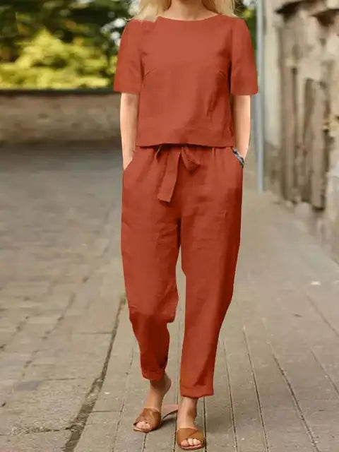 Zweiteiliges Damen Sommer Set mit eleganter Kurzarmbluse und fließenden Haremshosen, ideal für stilvolle Ausflüge.