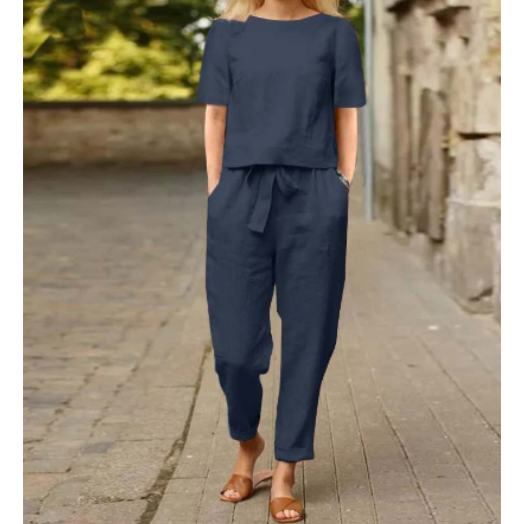 Zweiteiliges Damen Sommer Set mit eleganter Kurzarmbluse und fließenden Haremshosen, ideal für stilvolle Ausflüge.
