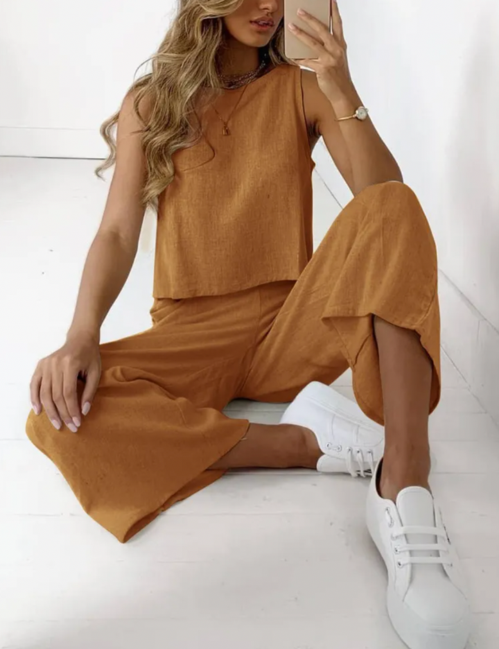 Zweiteiliges elegantes Damen Set mit Oberteil und Hose, in harmonischen Farben, ideal für schicke Sommerausflüge.
