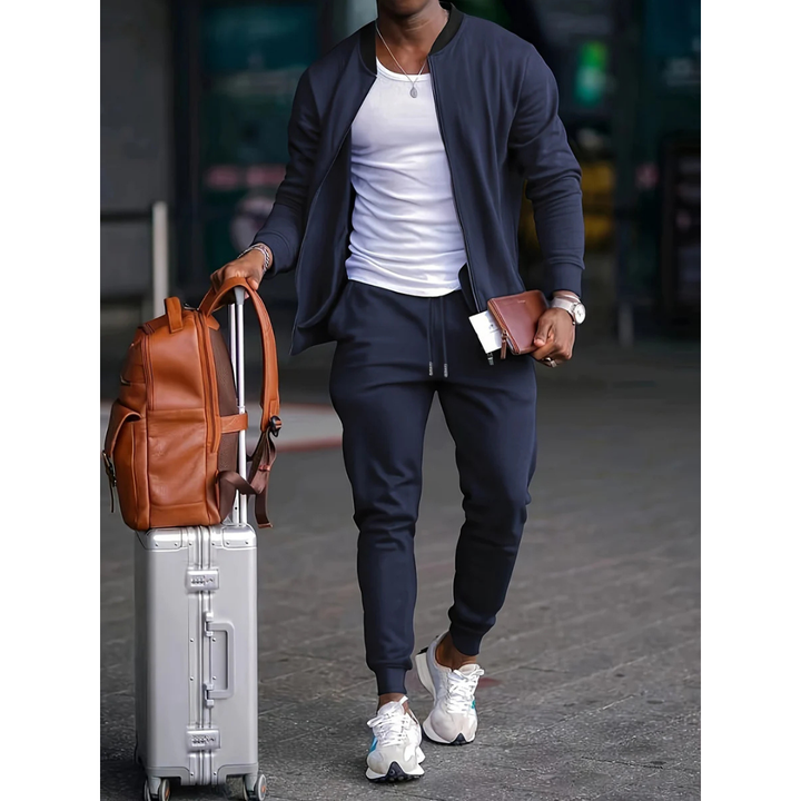 "Zweiteiliges Herren Set, lässiges Shirt und Hose in bequemem Design. Ideal für Freizeit, komfortabel und stilvoll."